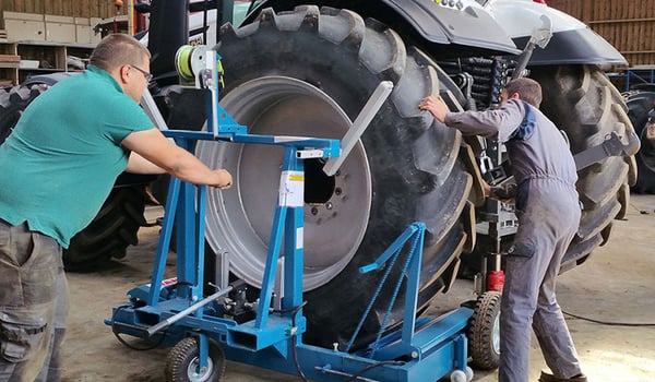 Advice for mounting and demounting tractor tyres