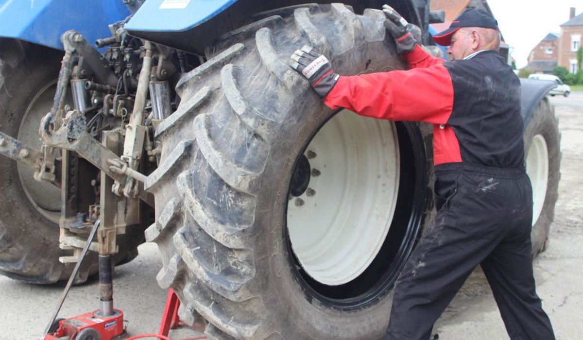 Jacking up the tractor