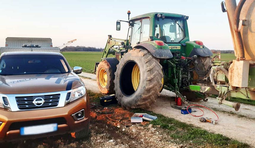 Emergency breakdown service for a rear tractor tyre puncture