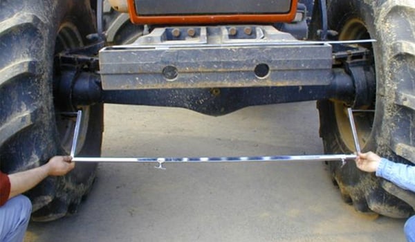 Checking the parallelism of my tractor tyres in 3 steps