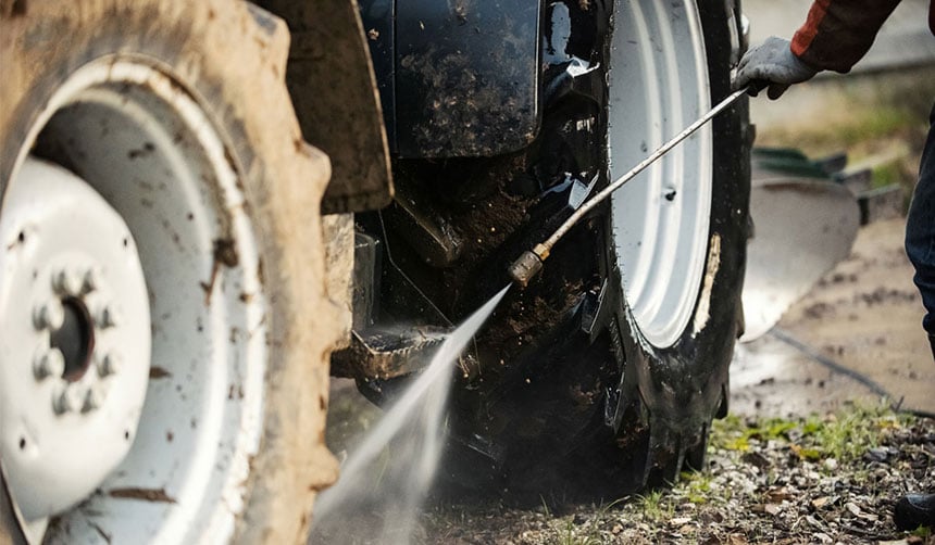 Systematic cleaning before storage of agricultural tyres